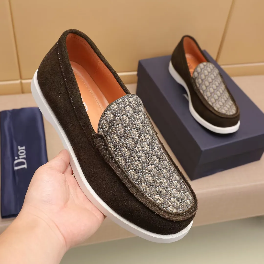 Men's Men's Shoes 💰400 [New Style] 🏍️🏍️Dior - This Dior Granville loafer is a casual dress shoe. Crafted from luxuriously soft beige suede, it features a beige Oblique print panel on the upper. The lightweight cream-white rubber sole is more sophisticated. The Dior Oblique pattern is engraved on the outsole to enhance the style, and the Dior logo is engraved on the back side. Adds elegance to any casual look.